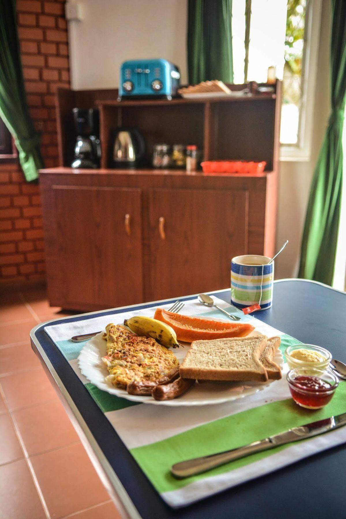 Explore Hostels Negombo Kochchikade Екстериор снимка