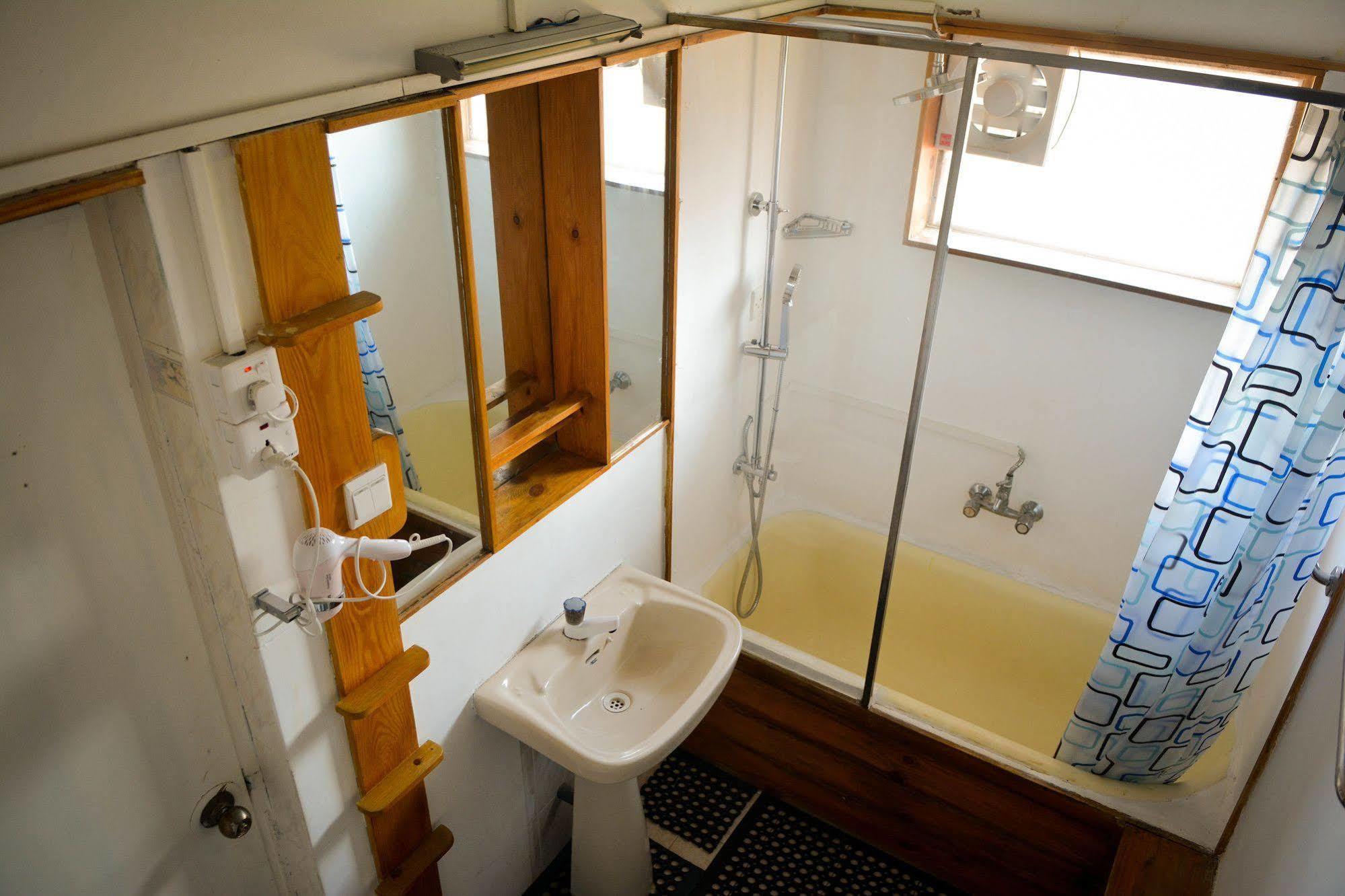 Explore Hostels Negombo Kochchikade Екстериор снимка