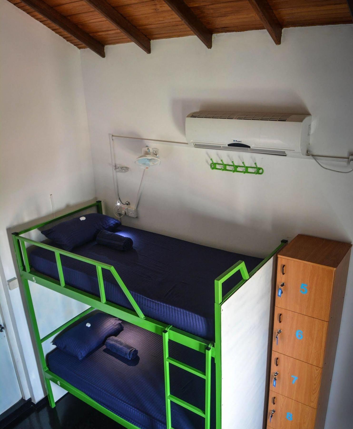 Explore Hostels Negombo Kochchikade Екстериор снимка