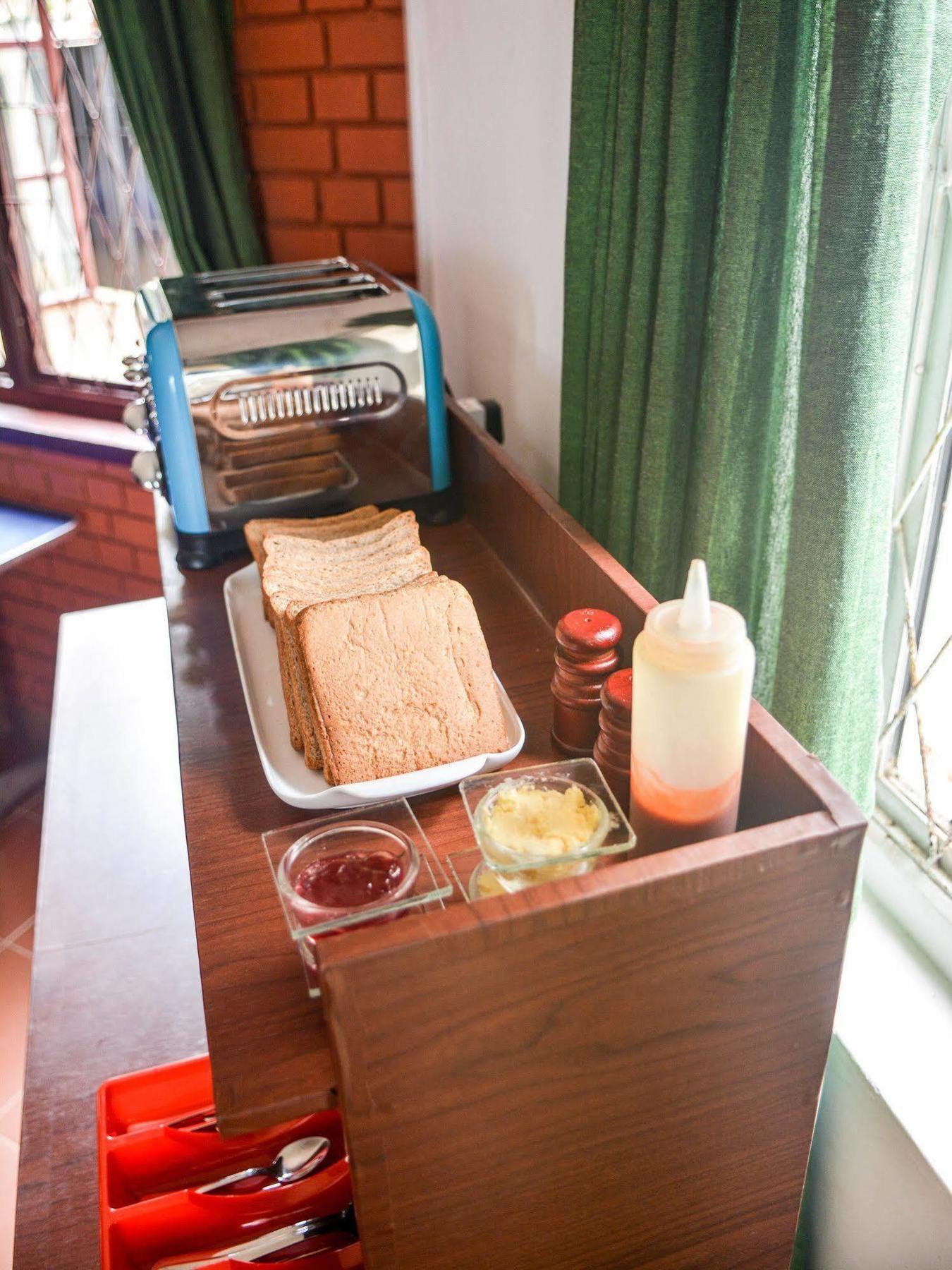 Explore Hostels Negombo Kochchikade Екстериор снимка
