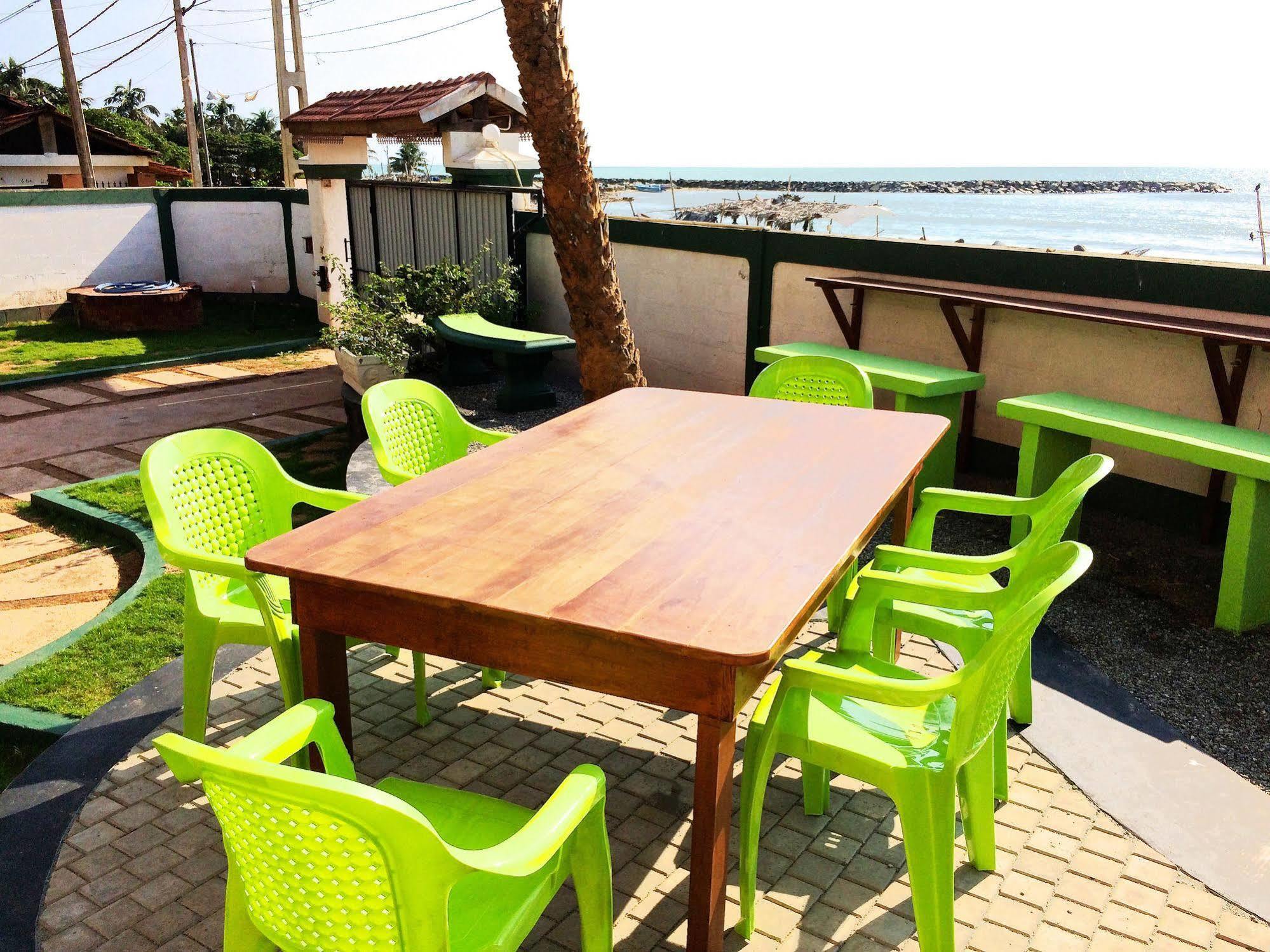 Explore Hostels Negombo Kochchikade Екстериор снимка