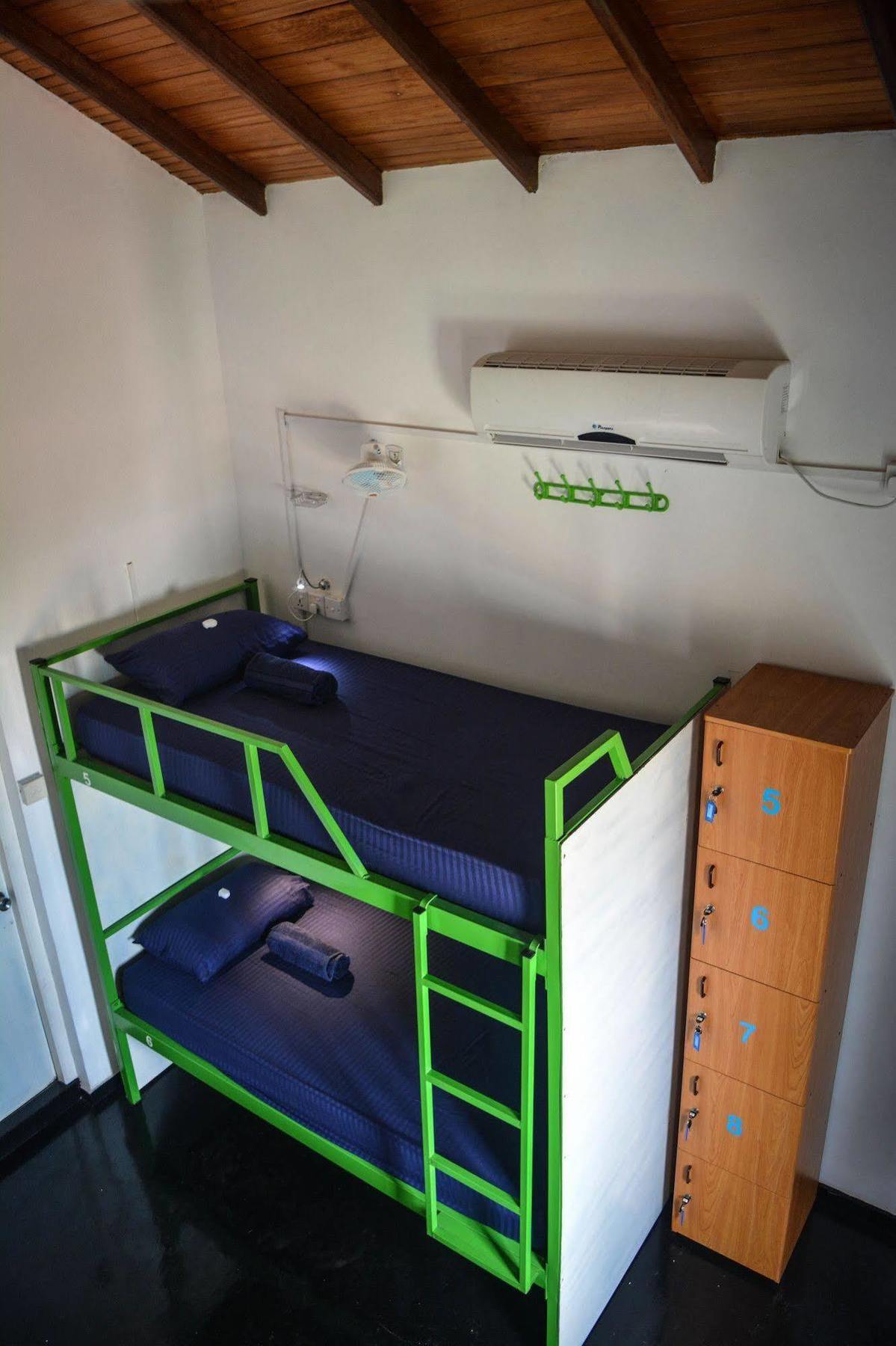 Explore Hostels Negombo Kochchikade Екстериор снимка