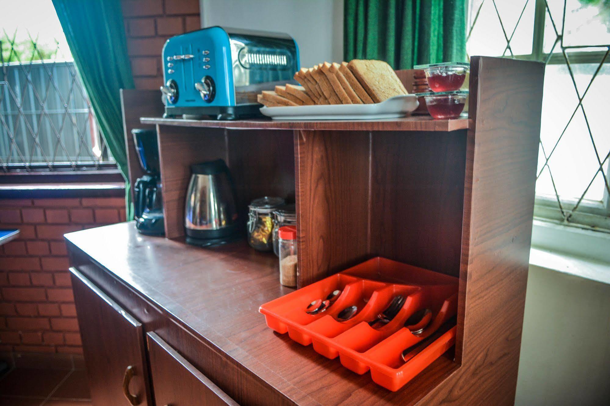 Explore Hostels Negombo Kochchikade Екстериор снимка