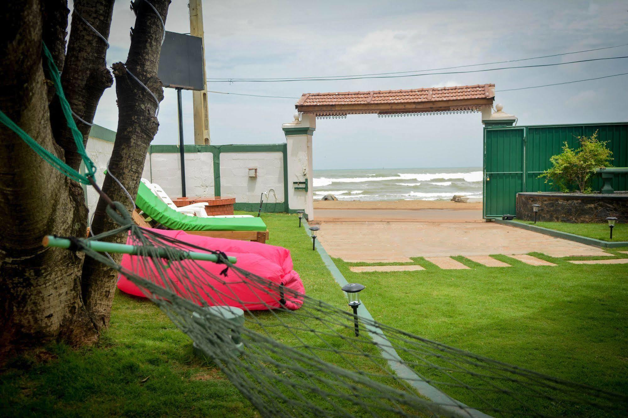Explore Hostels Negombo Kochchikade Екстериор снимка