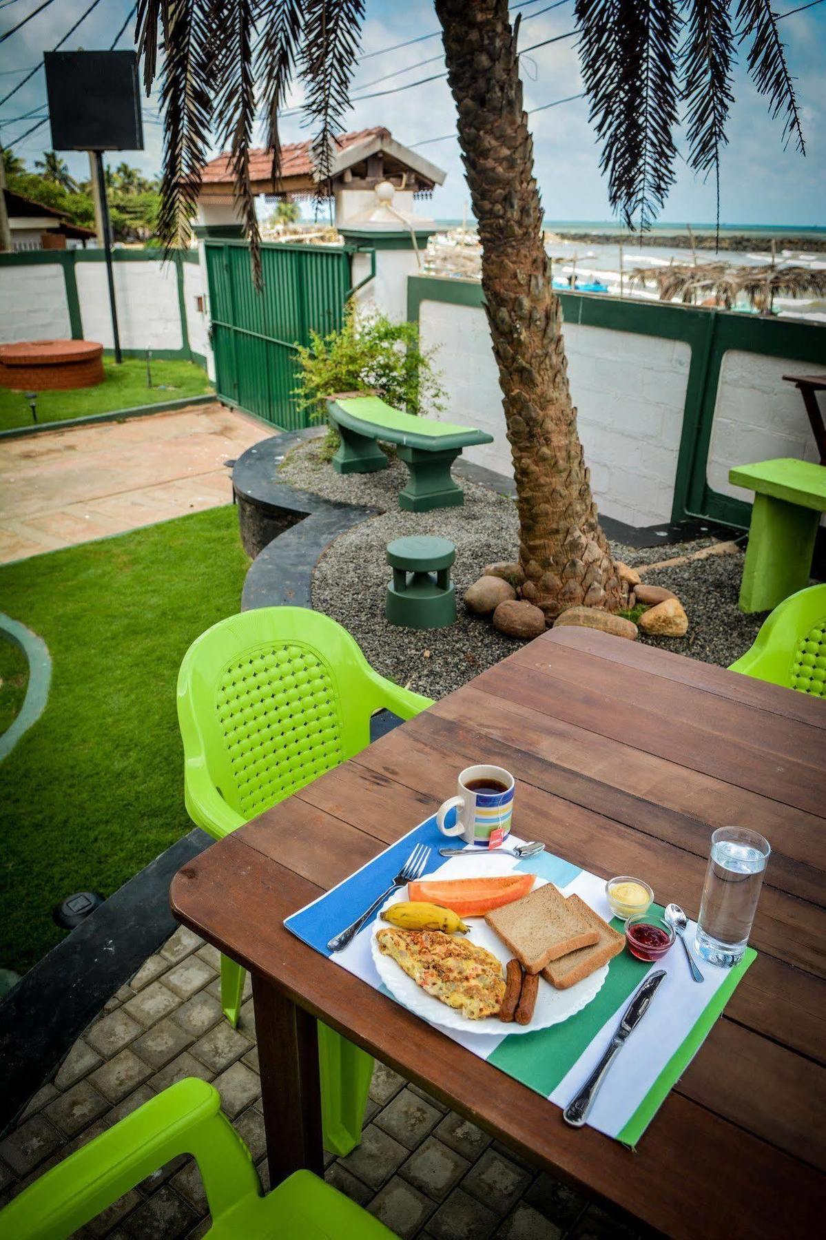 Explore Hostels Negombo Kochchikade Екстериор снимка