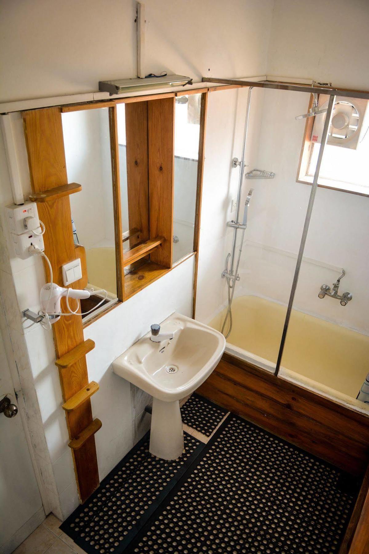 Explore Hostels Negombo Kochchikade Екстериор снимка